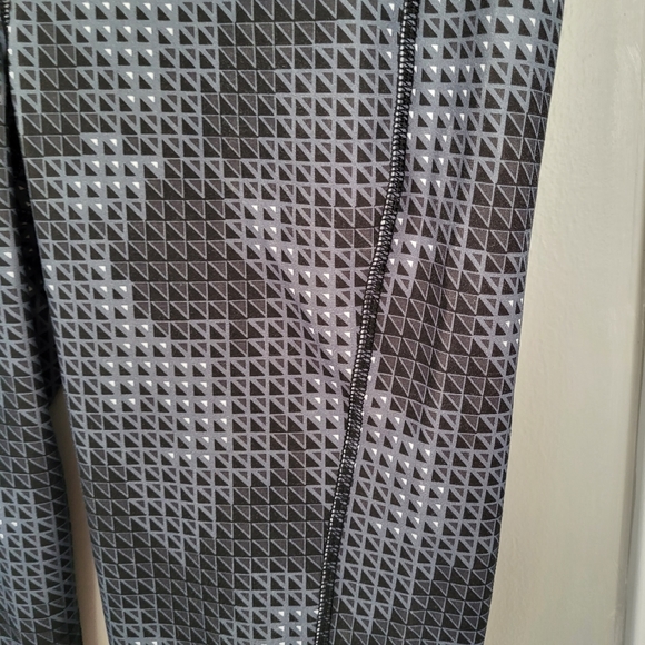 Women's old navy large cropped leggings - Picture 2 of 3